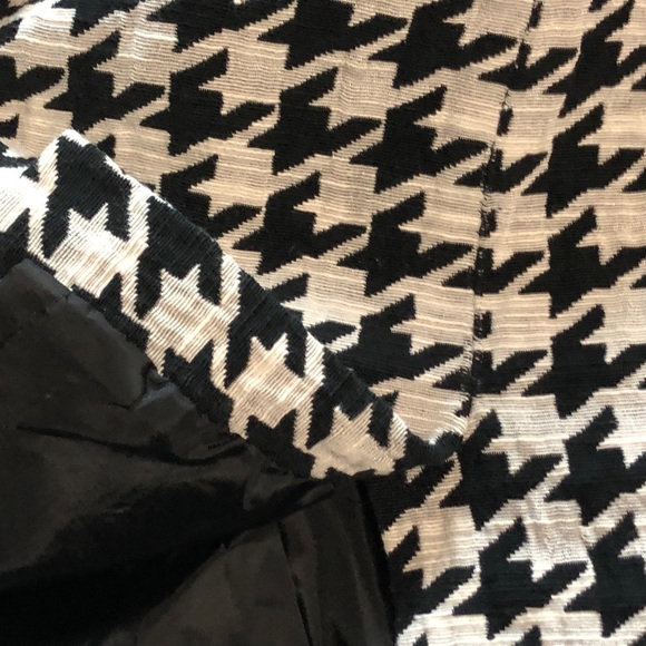 Ann Taylor Houndstooth patterned pencil skirt 2 - Picture 5 of 8
